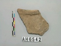 藏品(灰褐色夾砂陶口緣)的圖片